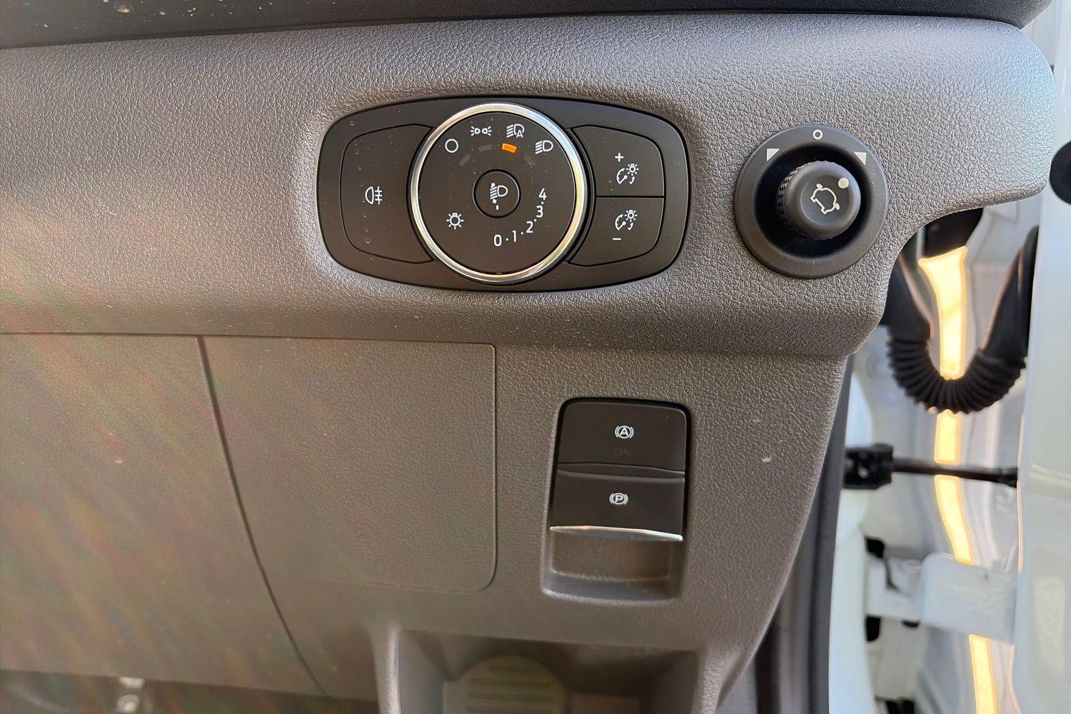 Ford E-TRANSIT Photo 28