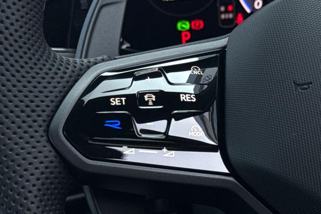 VOLKSWAGEN Golf Photo 16