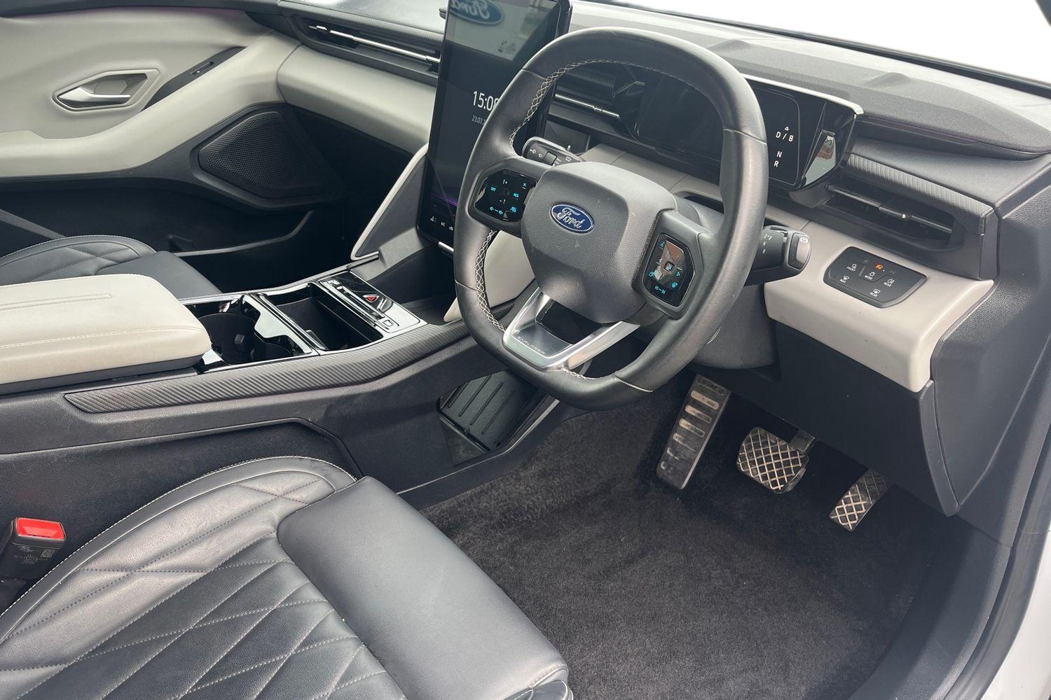 Ford Explorer Photo 8