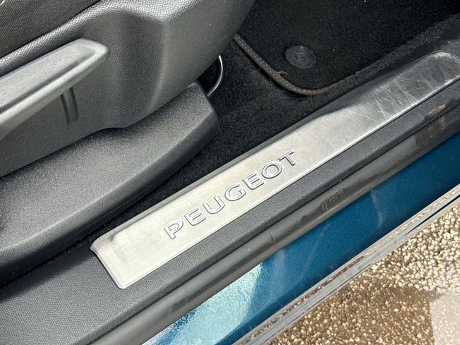 PEUGEOT 5008 Photo 47