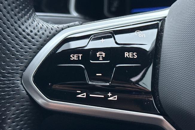 VOLKSWAGEN T-Roc Photo 16