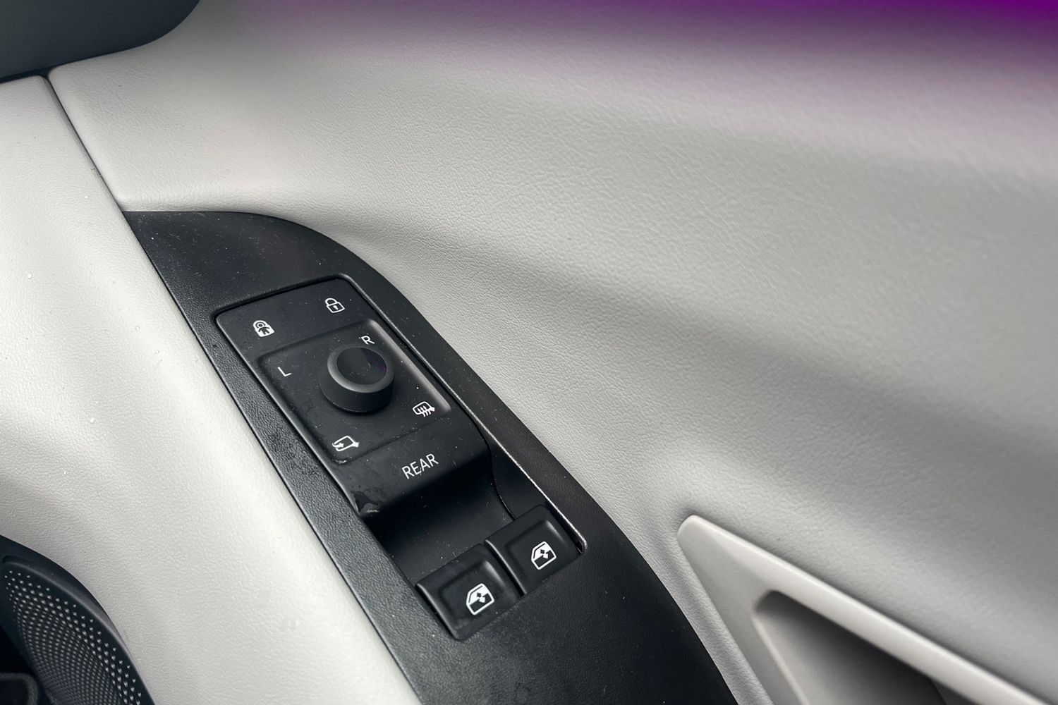 Ford EXPLORER Photo 15
