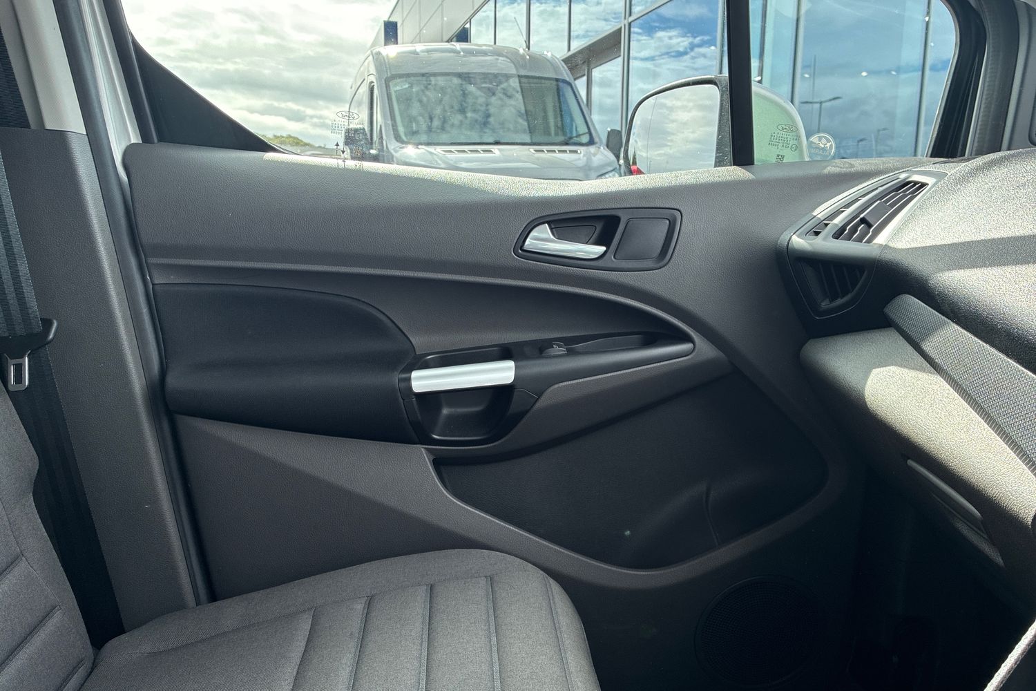 Ford TRANSIT CONNECT Photo 31