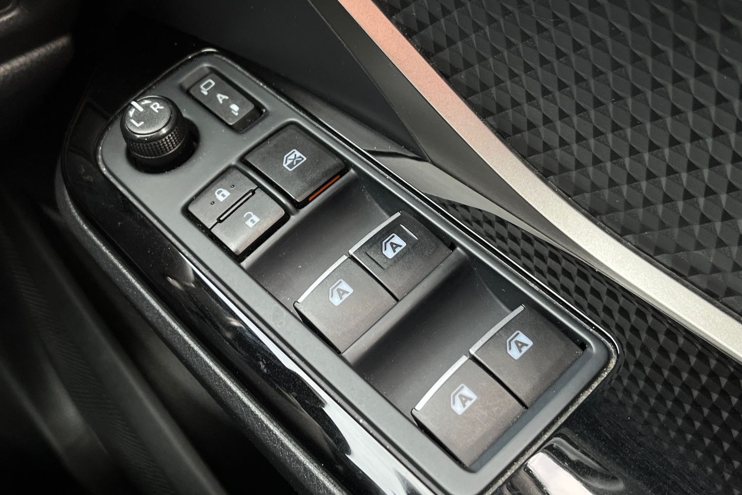 Toyota C-HR Photo 15
