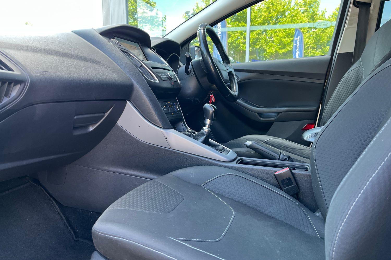 Ford FOCUS Photo 17