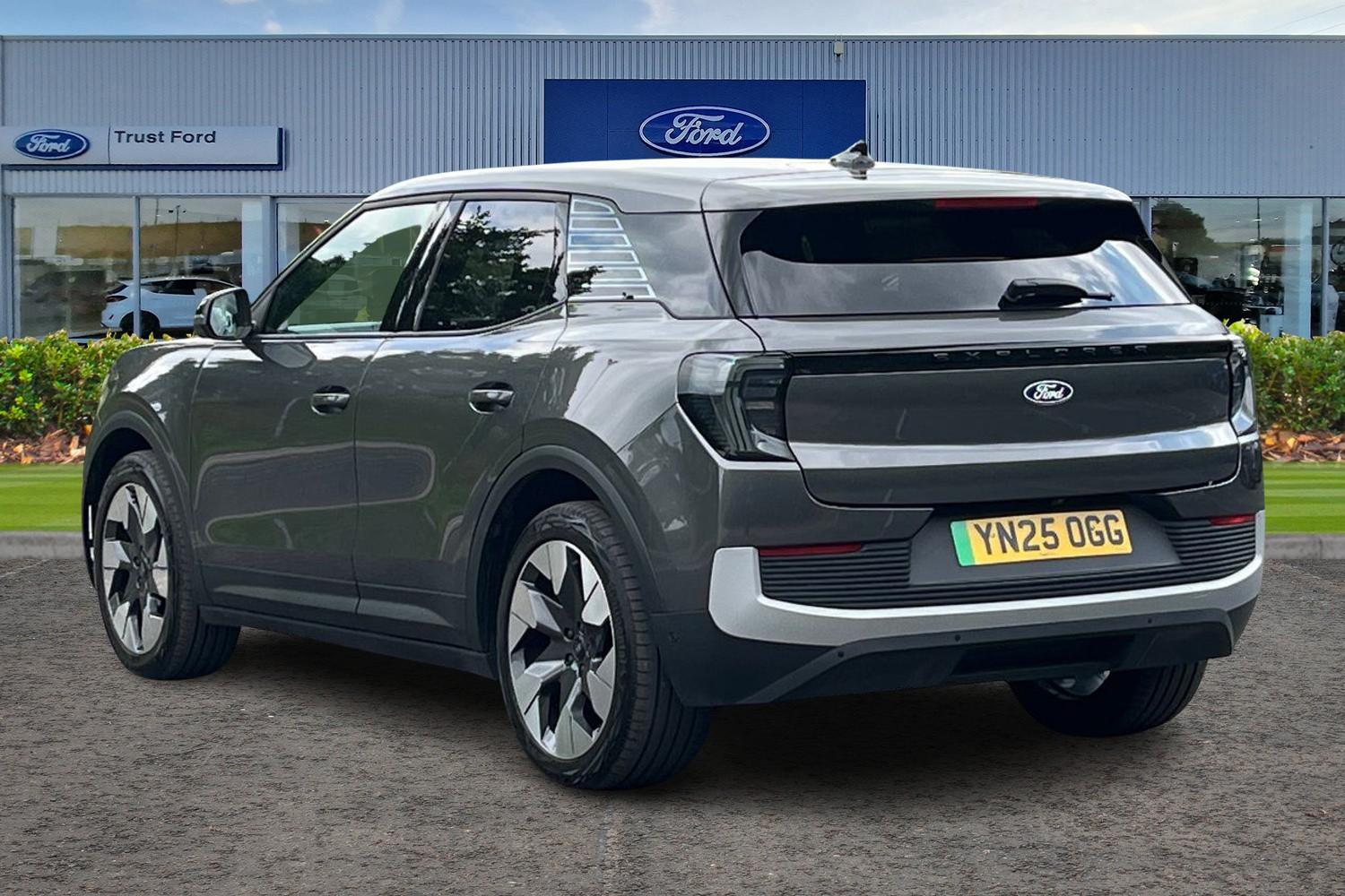 Ford Explorer Photo 1