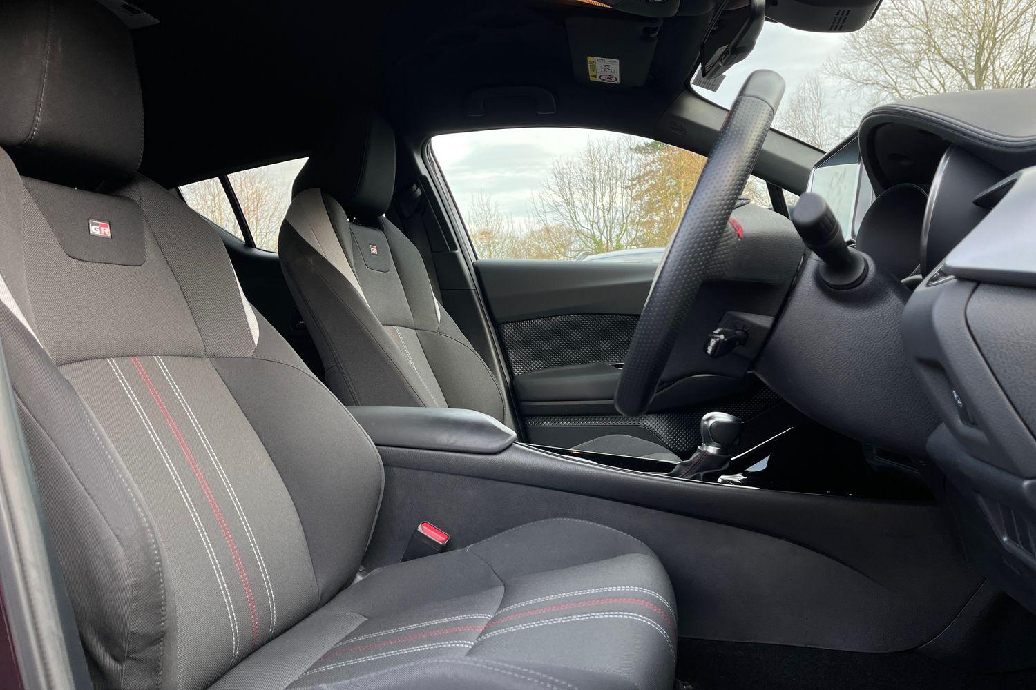 Toyota C-HR Photo 16