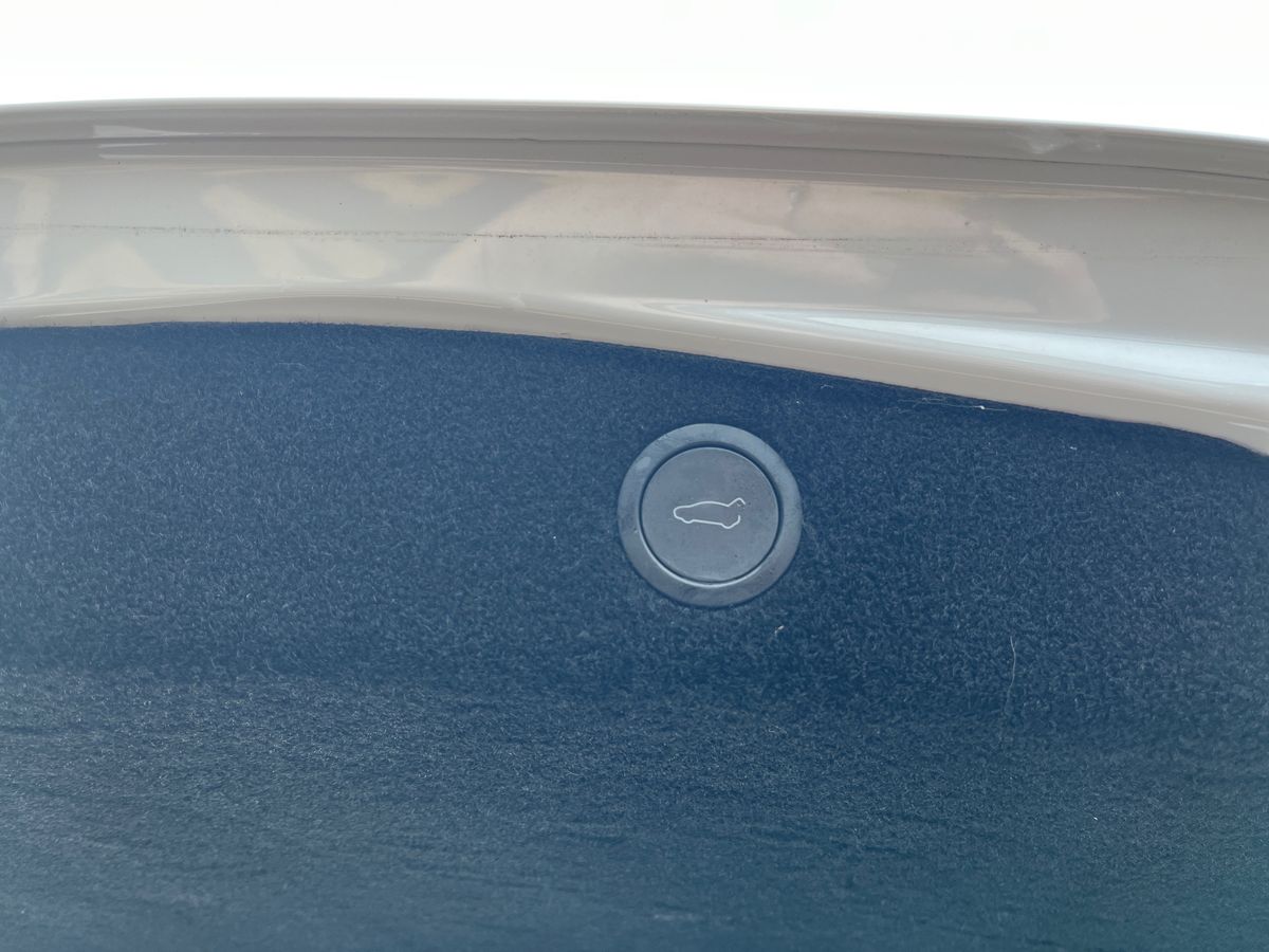 TESLA Model 3 Photo 24