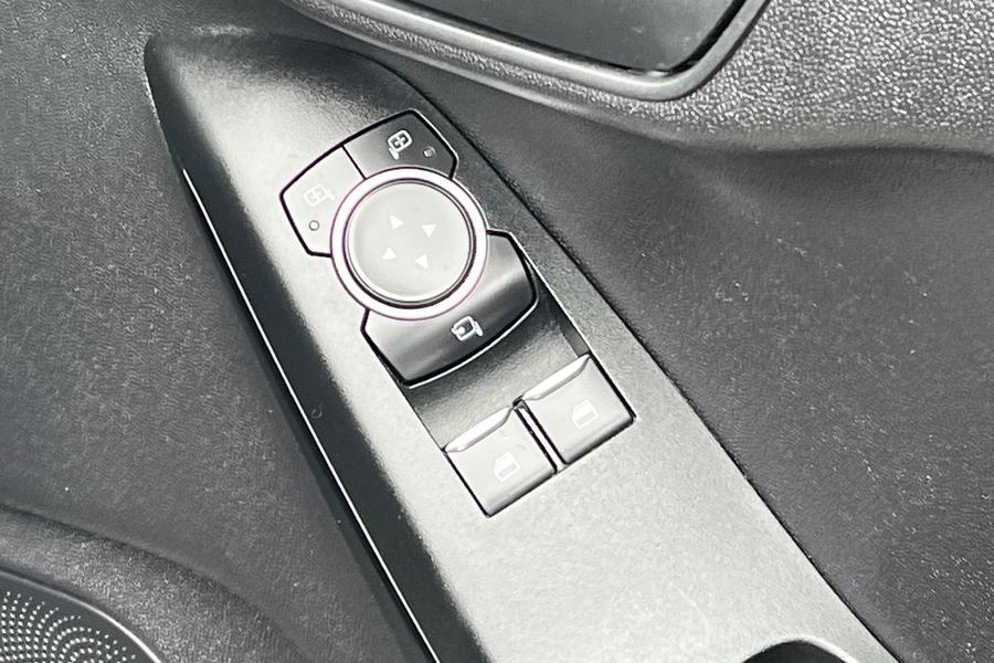 Ford Fiesta Photo autoimg-4b0ac1fe69b9fd10f3f7db711bd796c0cd84a432.jpg