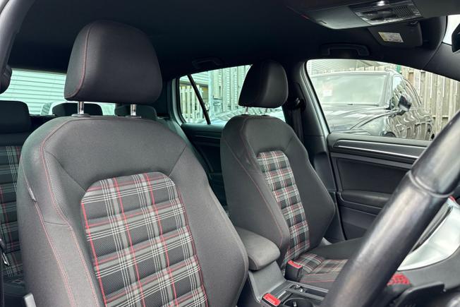VOLKSWAGEN Golf Photo 29