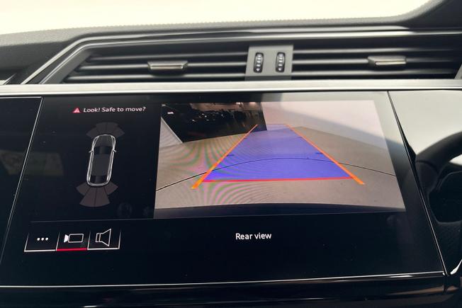 AUDI Q8 E-Tron Photo 29