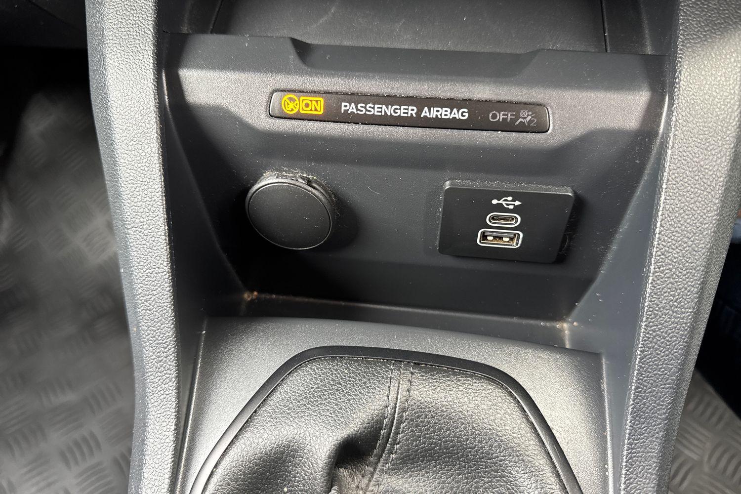 Ford TRANSIT COURIER Photo 30