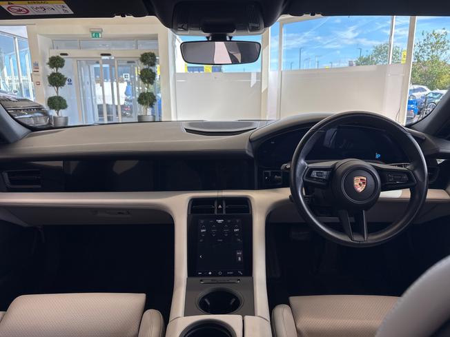 PORSCHE Taycan Photo 27
