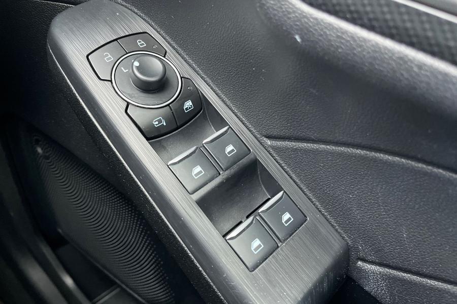 Ford Kuga Photo autoimg-4b8f32647d1a295df8944e8d3cd76a44df03e3e6.jpg