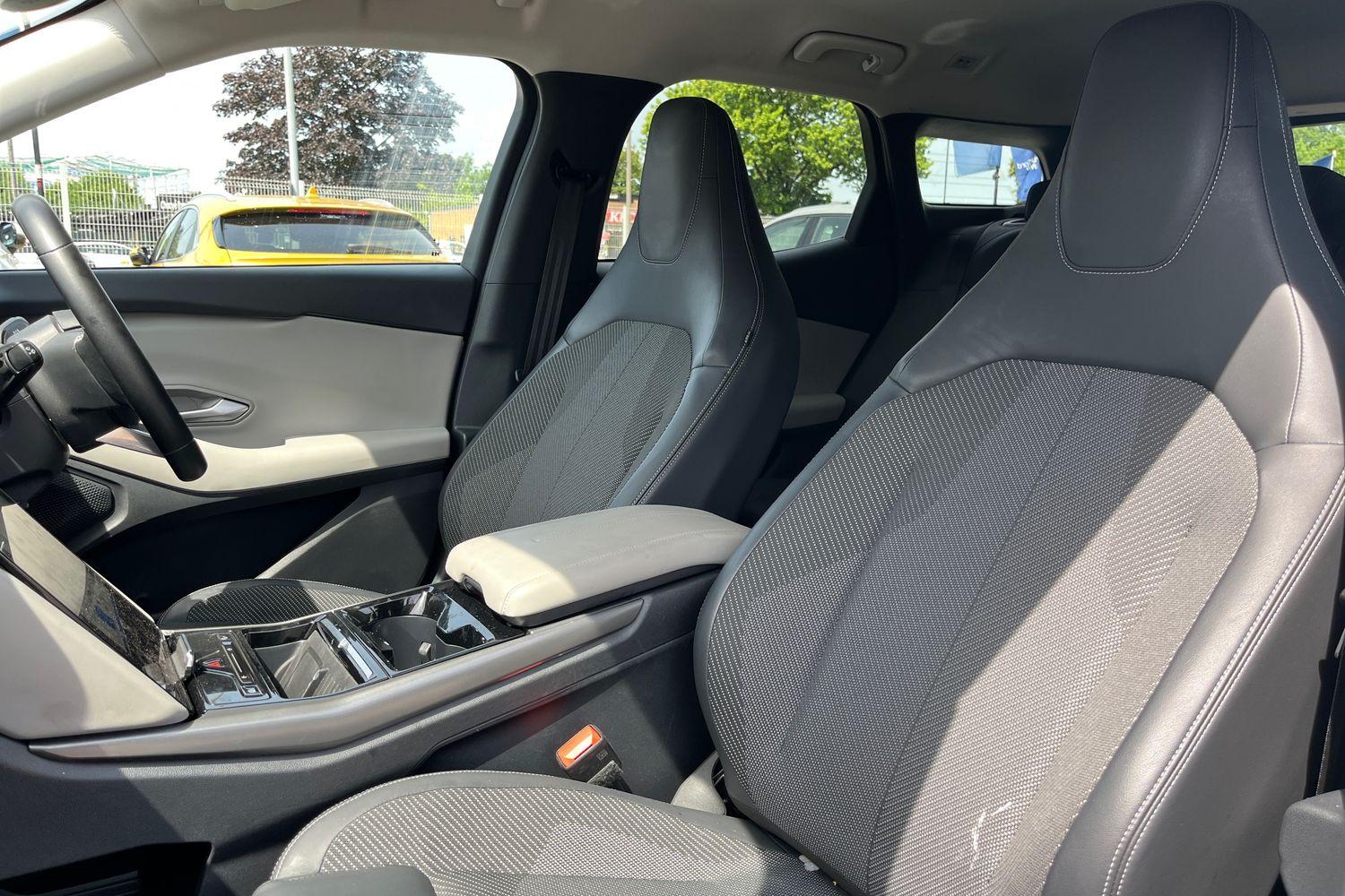Ford EXPLORER Photo 18