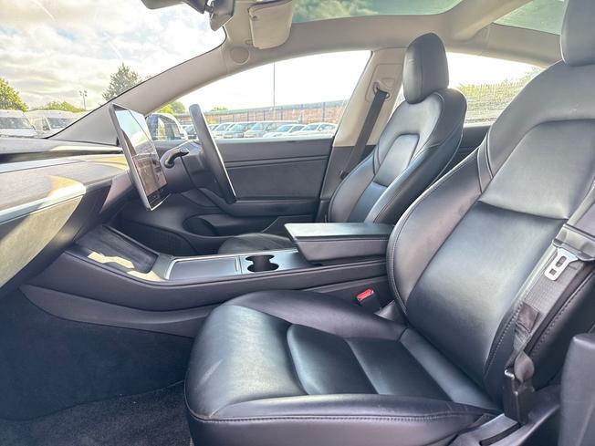 TESLA Model 3 Photo 23