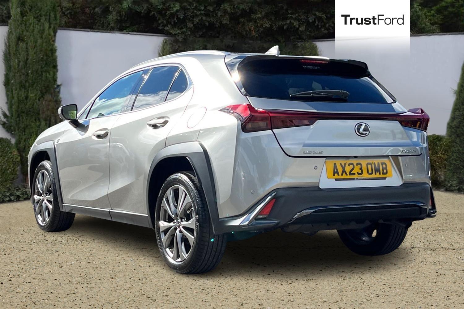 Lexus UX Photo 1