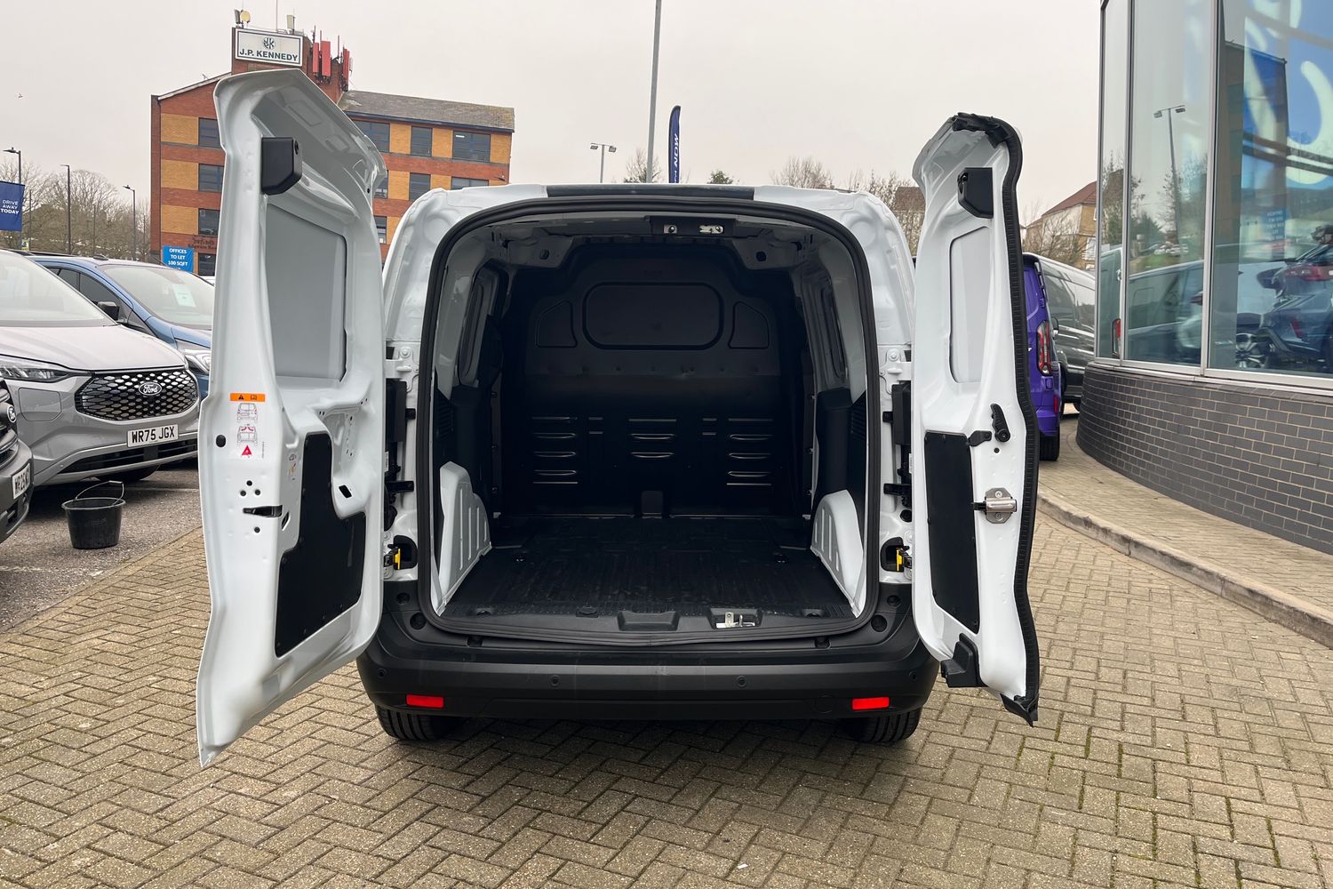 Ford E-Transit Courier Photo 5