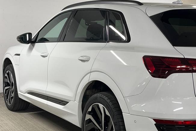 AUDI Q8 E-Tron Photo 33