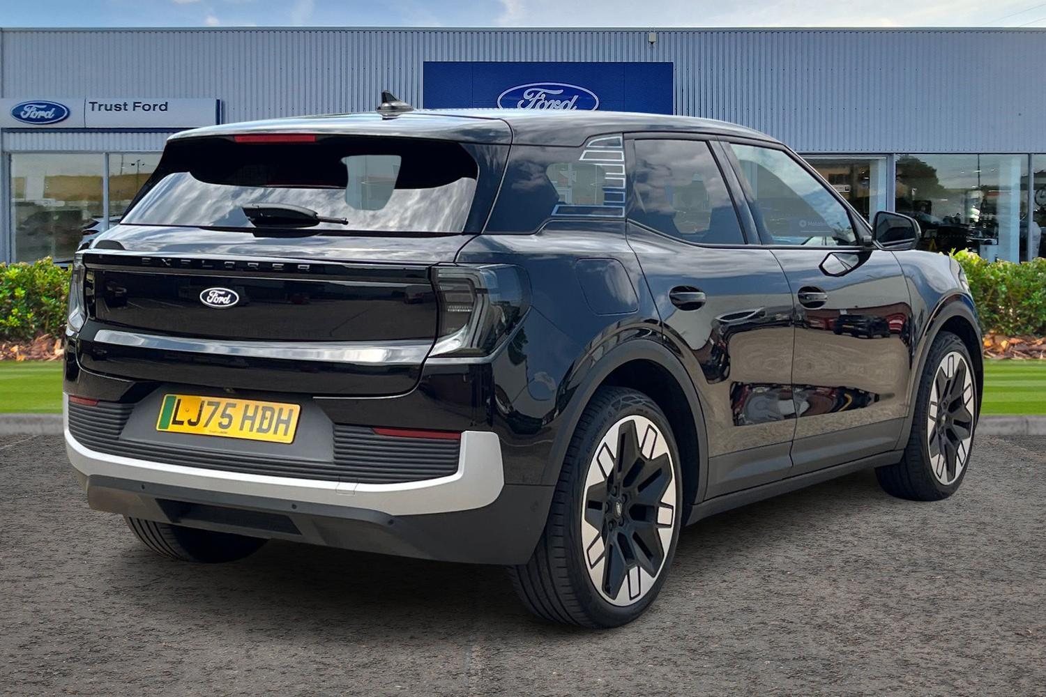 Ford Explorer Photo 3