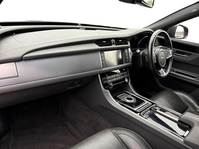 Jaguar XF Photo 2