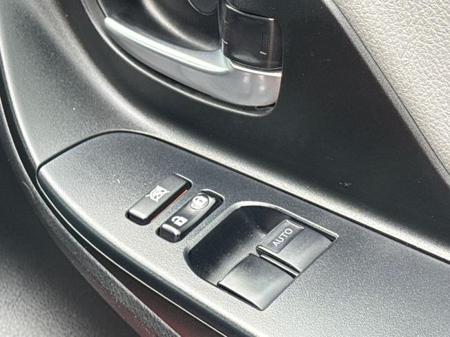 TOYOTA Yaris Photo 25