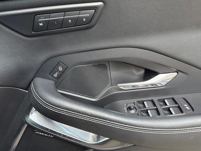Jaguar E-PACE Photo 30