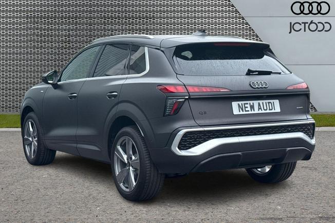 Audi Q3 SUV Photo 3
