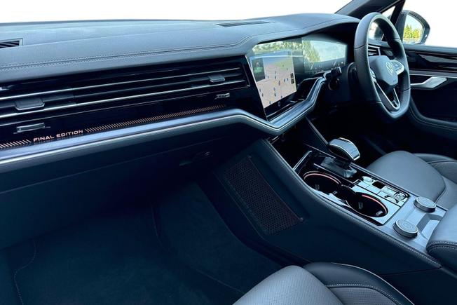 VOLKSWAGEN Touareg Photo 2