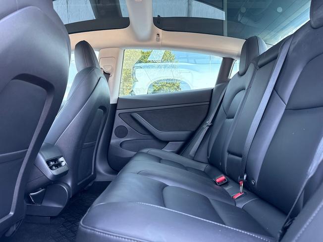 TESLA Model 3 Photo 43
