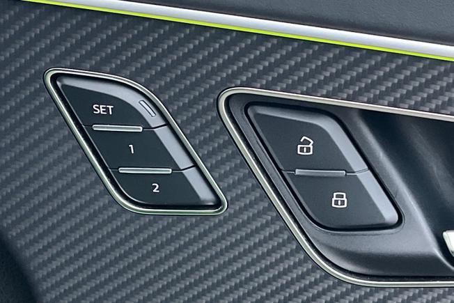 Audi RSQ8 Photo 28