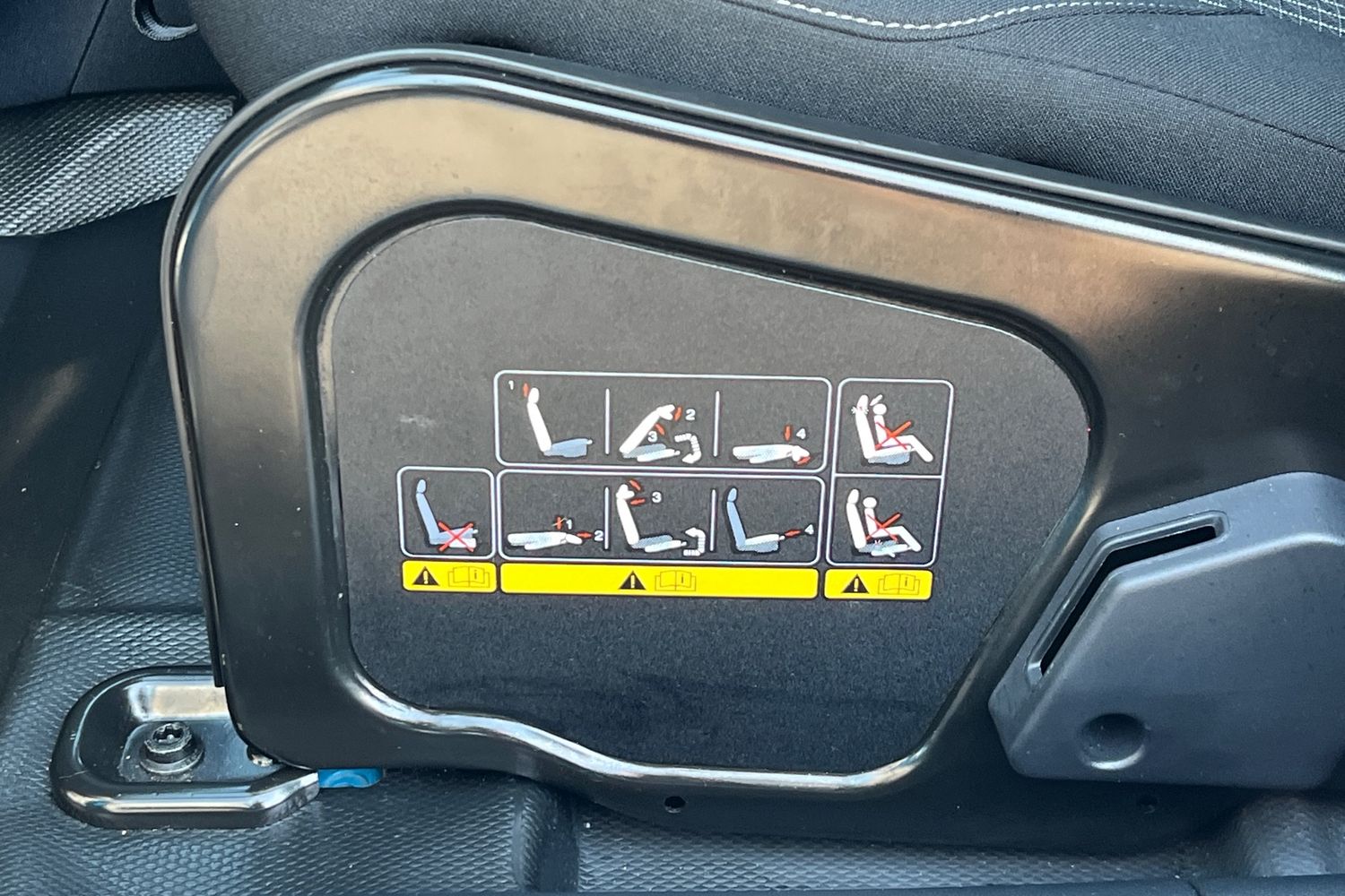 Ford E-TRANSIT COURIER Photo 31