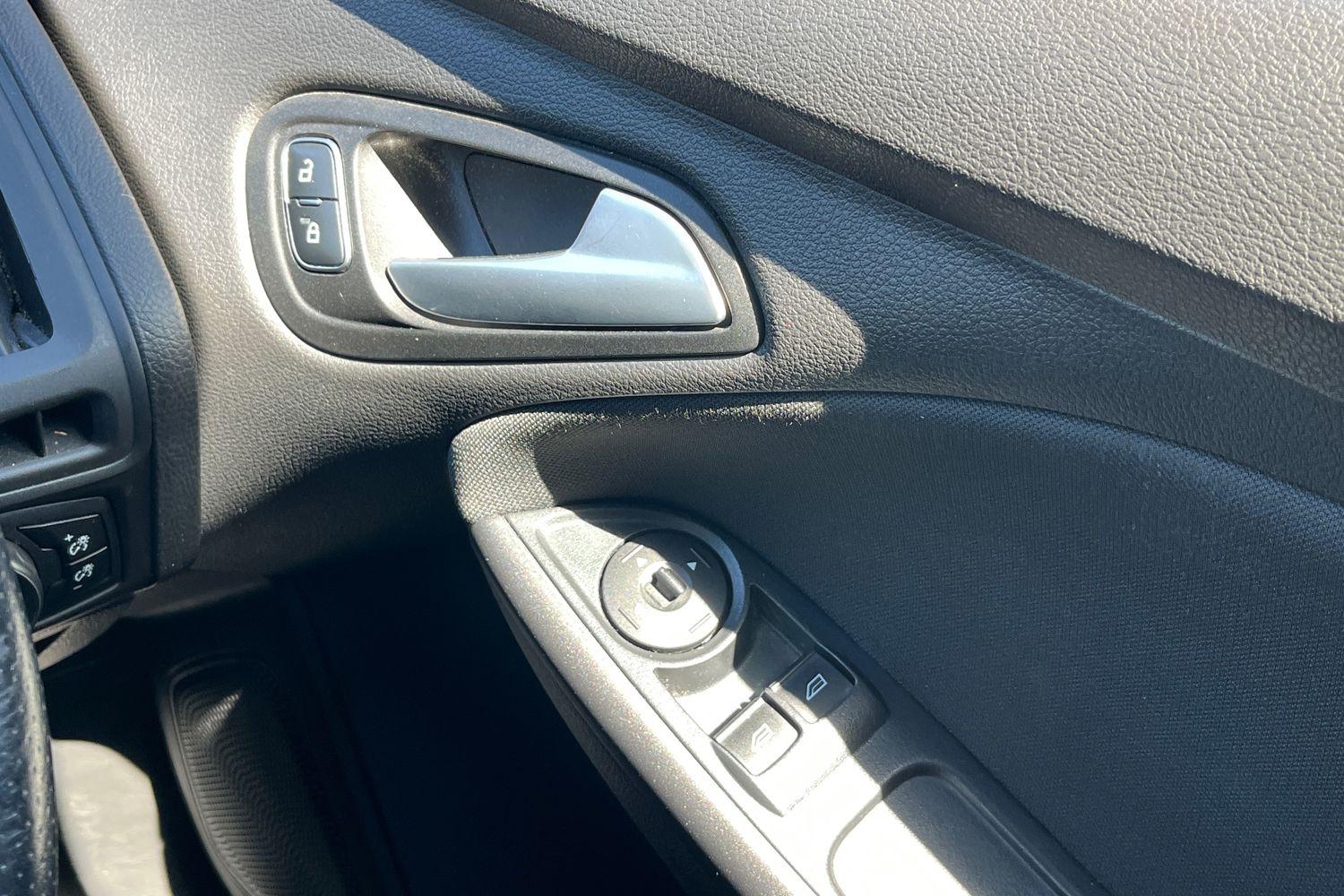 Ford FOCUS Photo 30
