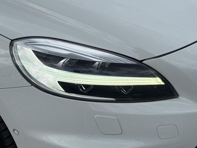 VOLVO V40 Photo 19
