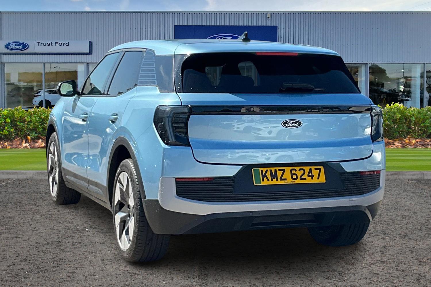 Ford Explorer Photo 1