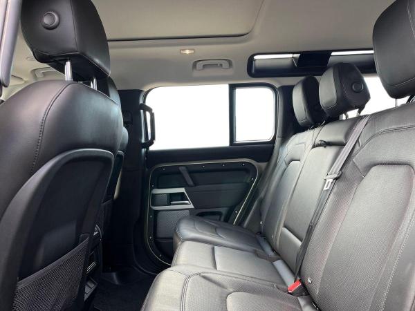Land Rover Defender 110 Photo autoimg-4d4cd7b6dff0e907e4bebf391385af99886c61a3.jpg
