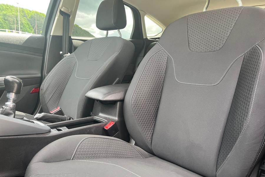 Ford FOCUS Photo autoimg-4d50049ef97cd1cbe0624523ec15dd585c87a906.jpg