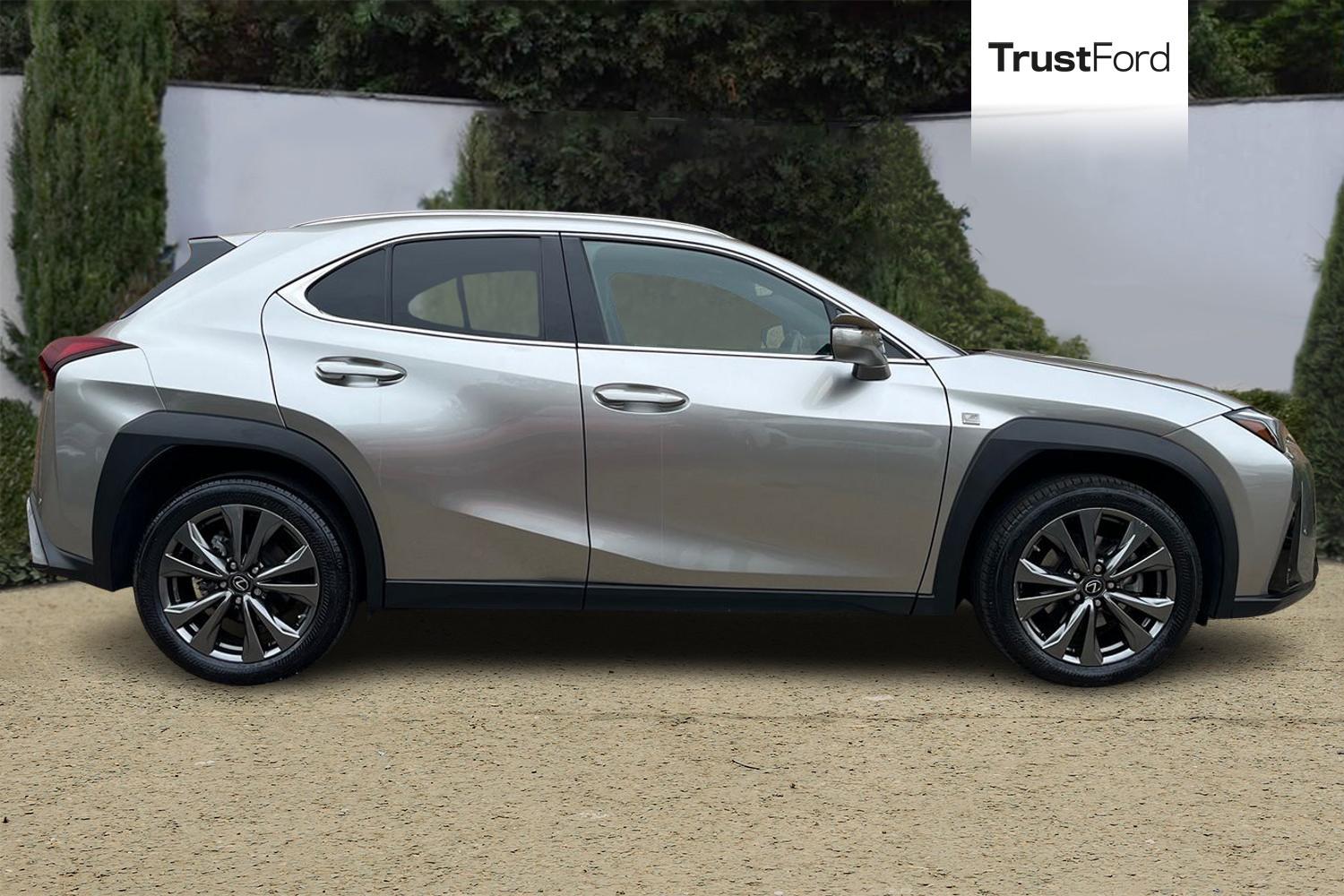 Lexus UX Photo 2