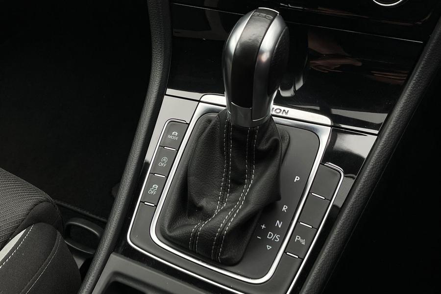 Volkswagen GOLF Photo autoimg-4d66e28f89512c34d84922a317e2c8f43d471f27.jpg