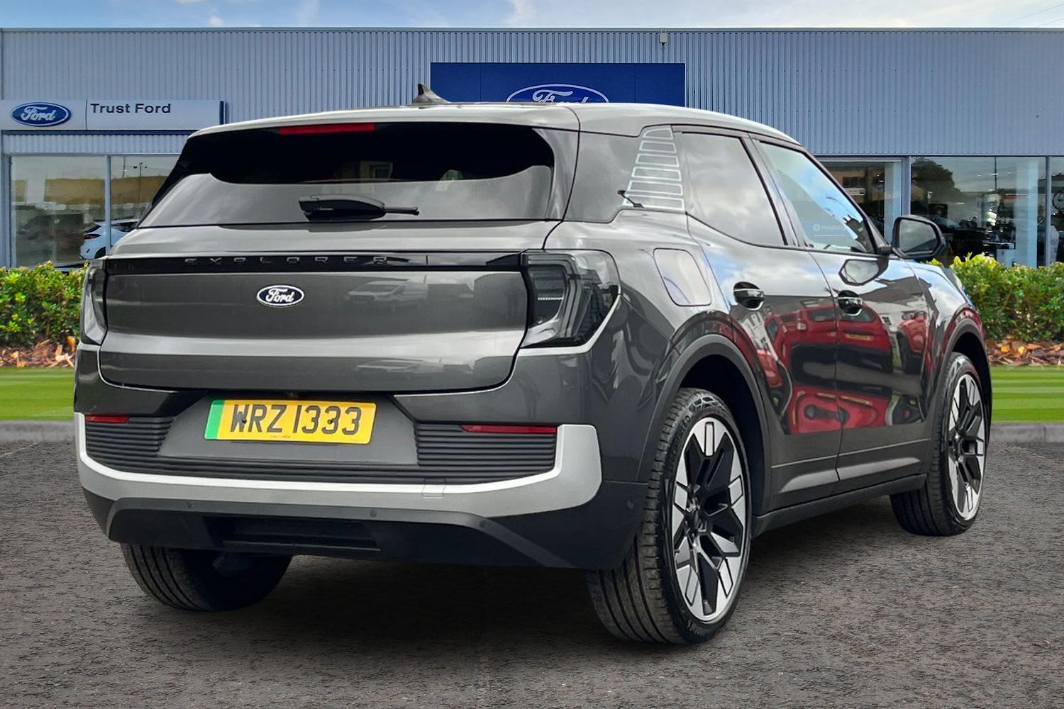 Ford Explorer Photo 3