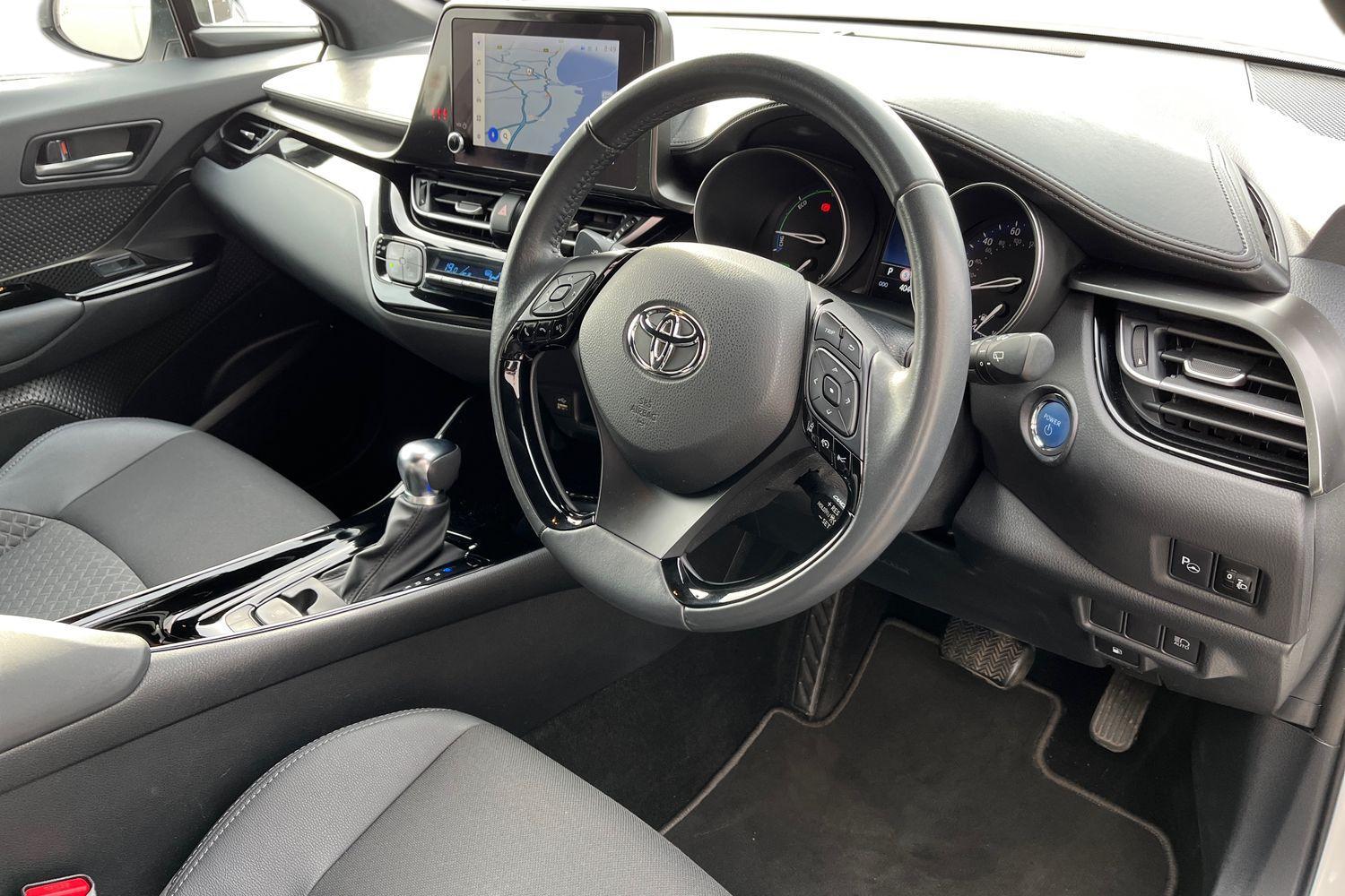 Toyota C-HR Photo 8