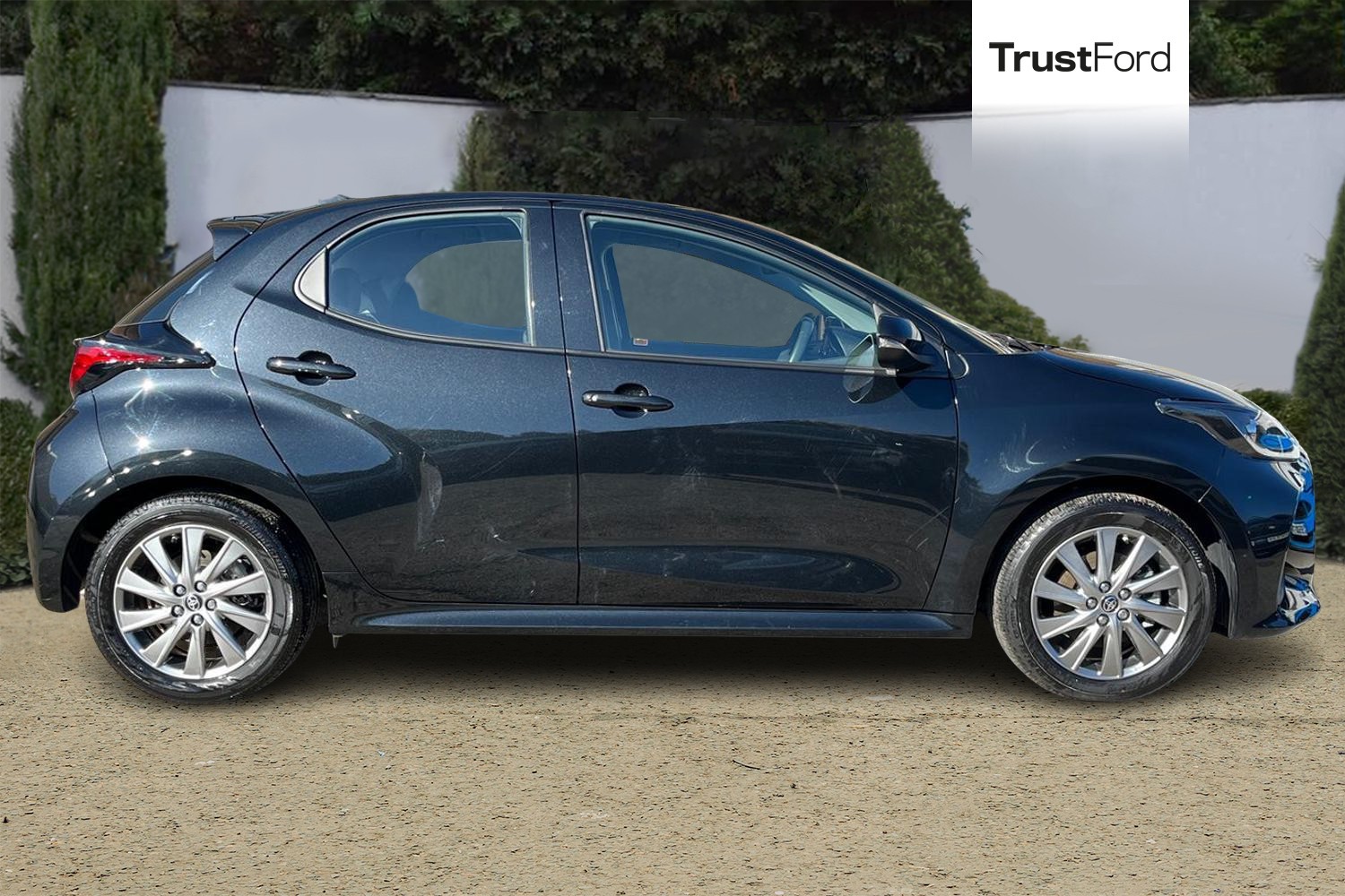 Toyota YARIS Photo 2