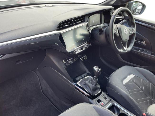 VAUXHALL Corsa Photo 2
