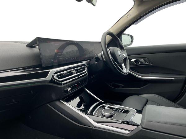BMW 3 Series Photo autoimg-4dd8338db7404e31211fe98088d7228ee41b32a9.jpg