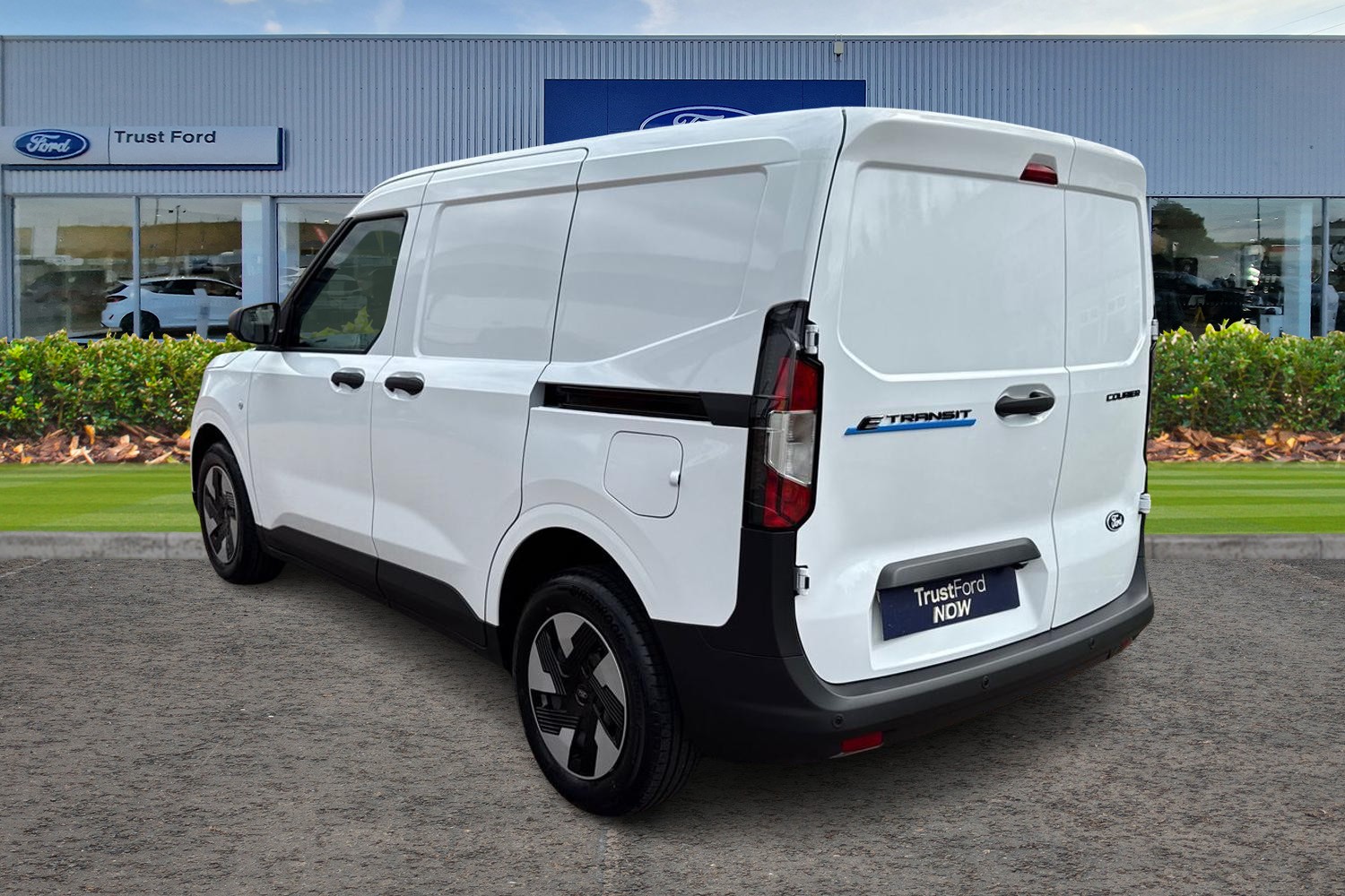 Ford E-TRANSIT COURIER Photo 1