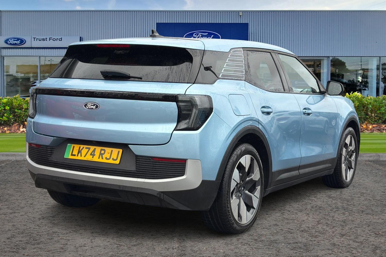 Ford EXPLORER Photo 3