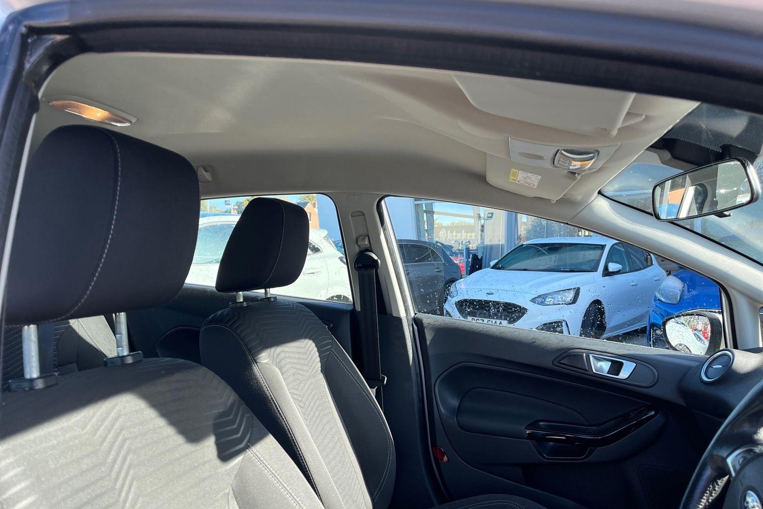 Ford Fiesta Photo 16