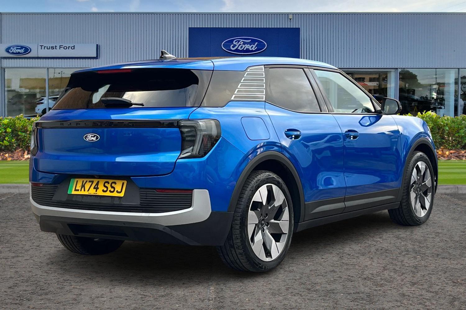 Ford Explorer Photo 3