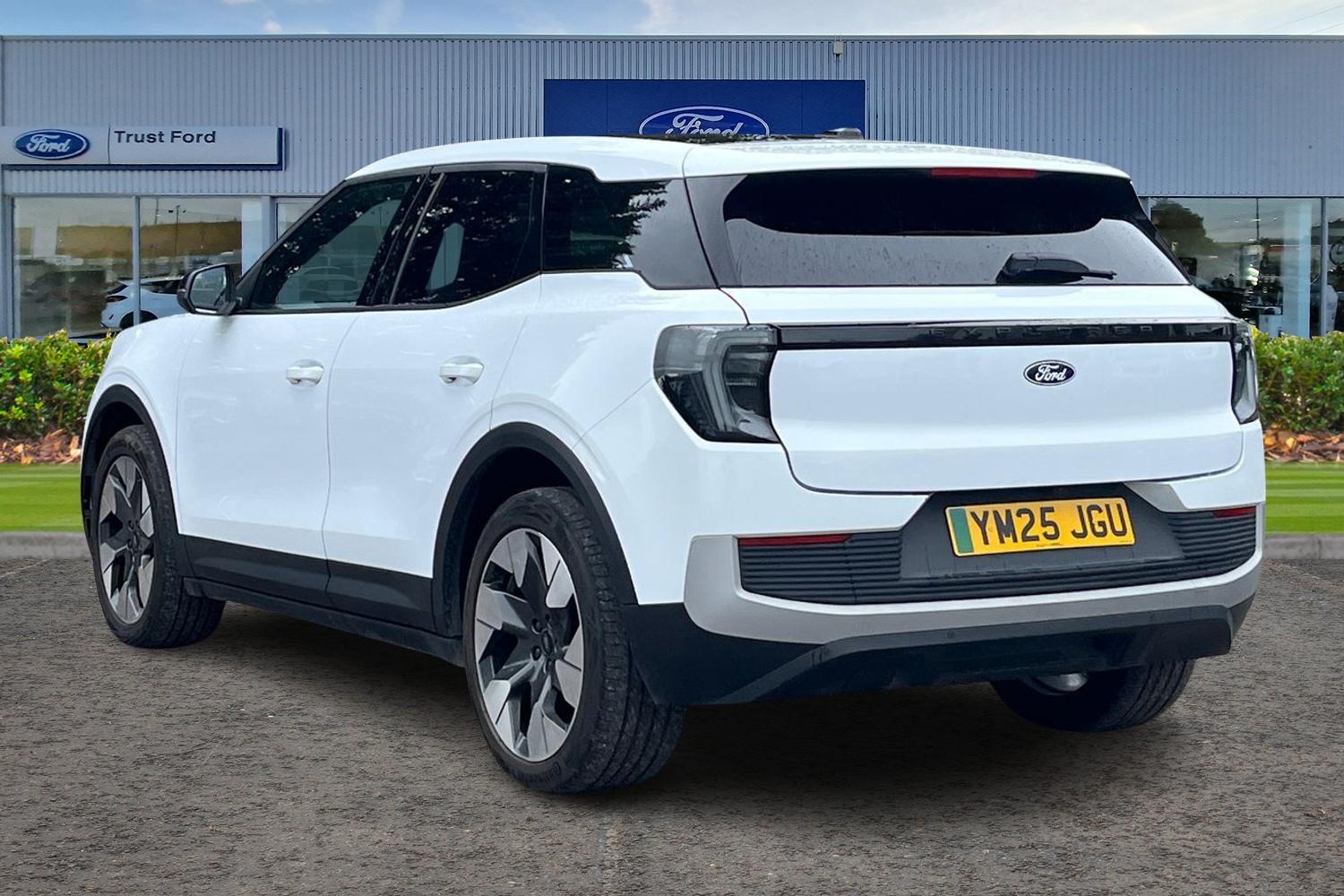 Ford Explorer Photo 1