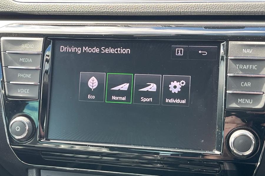 Skoda SUPERB Photo autoimg-4eb05e594cd012d9cf7a7aa1a462826f80452f05.jpg
